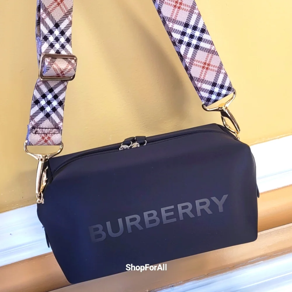 - Burberry pouch /crossbody bag/ Toiletry bag/ travel bag/ shoulder bag - Picture 6 of 11